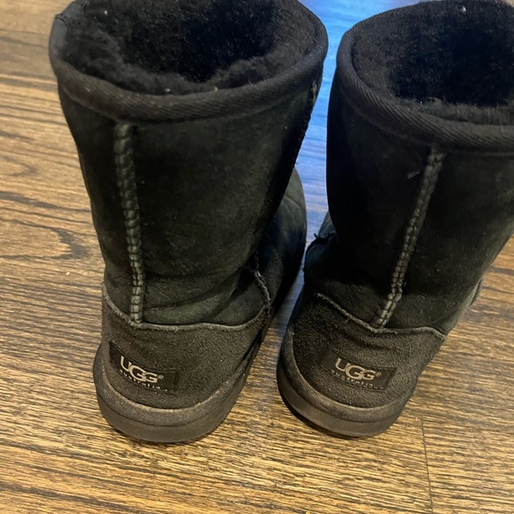 Black uggs - Picture 2 of 4